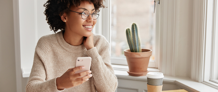 femme avec téléphone dans la main